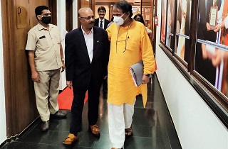 Shri Suresh Prabhu (M.P. Rajya Sabha and India's Sherpa to the G7 and G20) visits our R & D Centre at Bangalore to understand our innovative approach in developing world-class nutraceuticals and cosmeceuticals using herbal extracts.